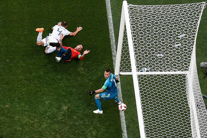 Spanyol sempat membuka keunggual dari Rusia di babak pertama, tepatnya menit 12. Sergey Ignashevich membobol gawang sendiri setelah bola tendangan bebas Sergio Asensio mengenai tumitnya dan mengelabui kiper Igor Akinfeev. Afp Photo/Antonin Thuillier