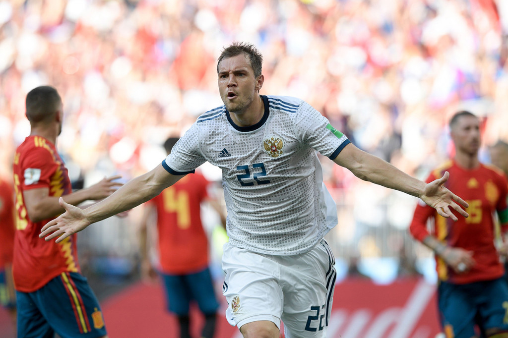 Artem Dzyuba yang menjadi algojo sukses menaklukkan De Gea dan membuat skor 1-1 bertahan hingga turun minum. Afp Photo/Juan Mabromata