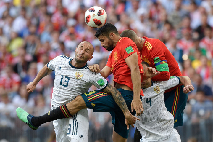 Hingga waktu normal 90 menit berakhir, skor 1-1 pun masih terus bertahan. Saat perpanjangan waktu usai, skor imbang 1-1 tetap bertahan dan laga pun harus dilanjutkan ke adu penalti. Afp Photo/Juan Mabromata