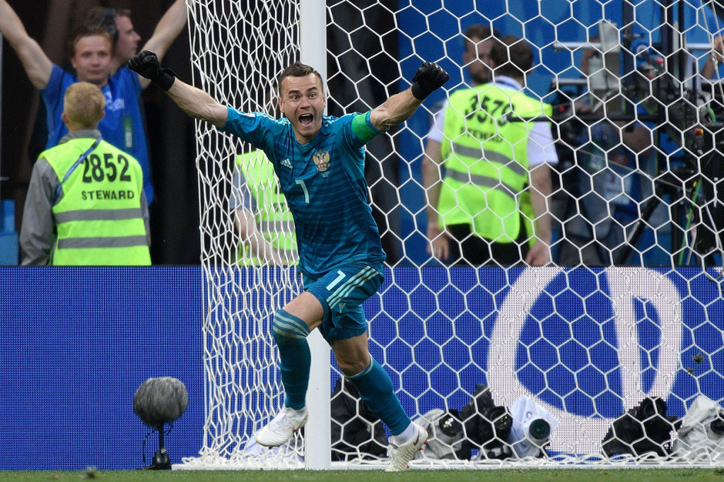Tendangan keduanya bisa dihalau oleh Igor Akinfeev. Afp Photo/Juan Mabromata