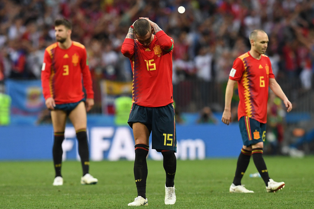 Spanyol jadi tim unggulan keempat yang tersingkir. Sebelumnya, Jerman, Argentina, dan Portugal sudah tersingkir. Bagi Spanyol, kekalahan ini memastikan mereka gagal memperbaiki catatan buruk tiap kali menghadapi tim tuan rumah Piala Dunia. Afp Photo/Francisco Leong