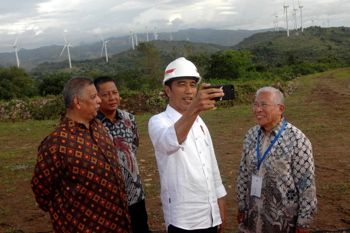 Presiden Joko Widodo (kedua kanan) membuat video vlog didampingi Direktur Utama PLN Sofyan Basyir (kiri), Presiden Direktur PT Binatek Energi Terbarukan Erwin Yahya (kanan) dan Bupati Sidrap Rusdi Masse (kedua kiri) saat peresmian Pembangkit Listirk Tenaga Bayu (PLTB) di Desa Mattirotasi, Kabupaten Sidrap, Sulawesi Selatan.