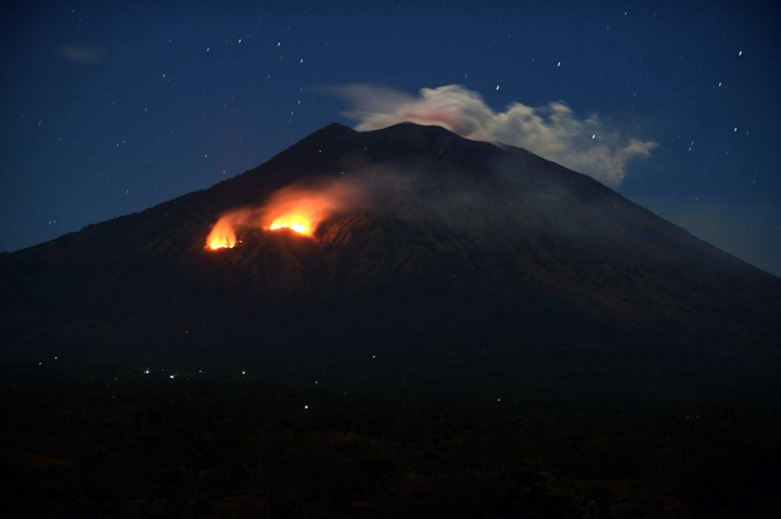 Sebelumnya sejak Senin, 2 Juli 2018 pagi hingga sore hari, Gunung Agung mengalami beberapa kali erupsi kecil dengan tinggi abu vulkanik sekitar 1.000 meter hingga 2.000 meter. AFP Photo/Sonny Tumbelaka