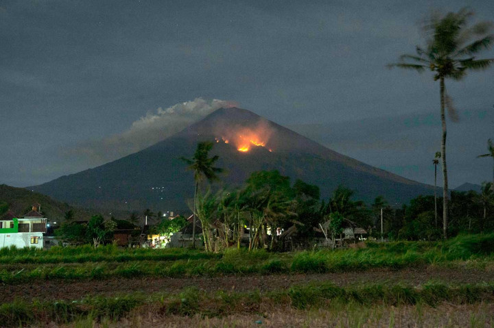Gunung setinggi 3.142 meter di atas permukaan laut itu kemudian mengalami erupsi dengan suara ledakan keras disertai dengan lontaran lava pijar atau erupsi strombolian. Lontaran lava pijar itu kemudian menyebabkan sebagian area hutan di sekitar kawah terbakar. Antara Foto/Nyoman Budhiana