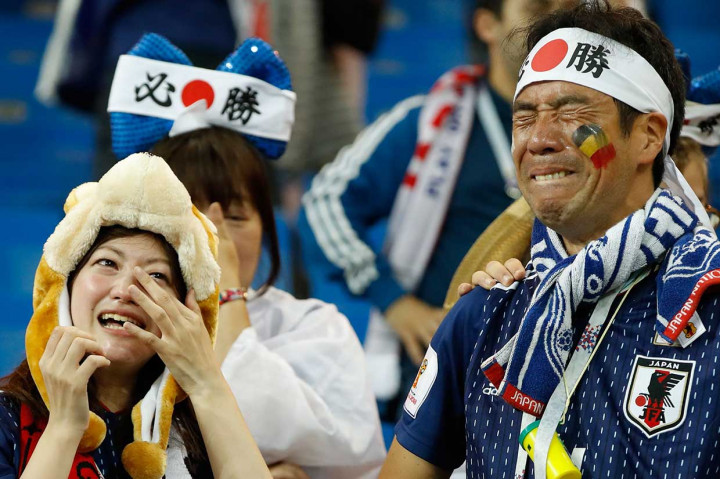 Sementara para pendukung Jepang menangis meratapi kekalahan tim kesayangan mereka.