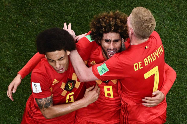 Fellaini melakukan selebrasi bersama rekan-rekan setimnya.