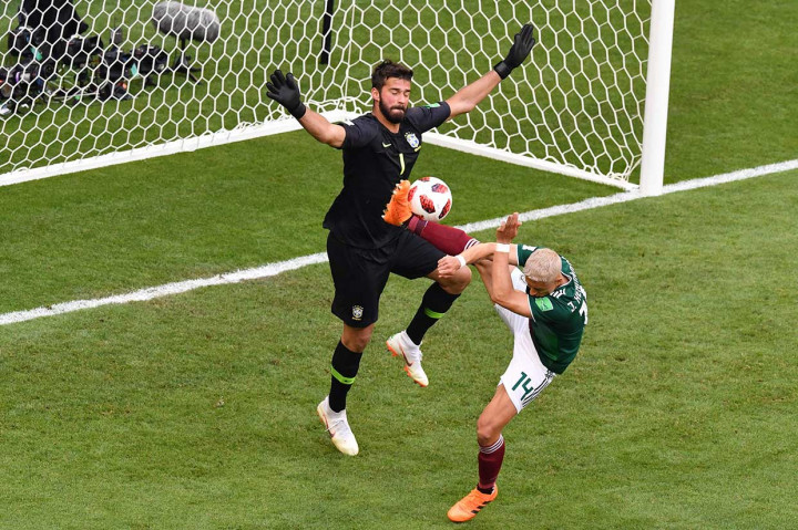 Meksiko yang memiliki rekor tujuh kali menang dari 15 pertandingan sebelumnya melawan Brasil, tampil mengancam pada babak pertama, namun selalu gagal berbuah gol.