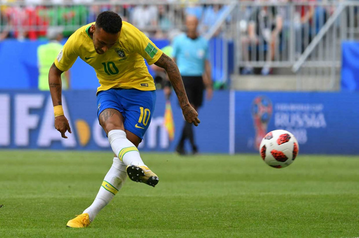 Sementara Brasil lewat pemain andalannya Neymar berpeluang membuka keunggulan, namun sepakan pemain PSG tersebut berhasil ditepis kiper Meksiko Guillermo Ochoa.