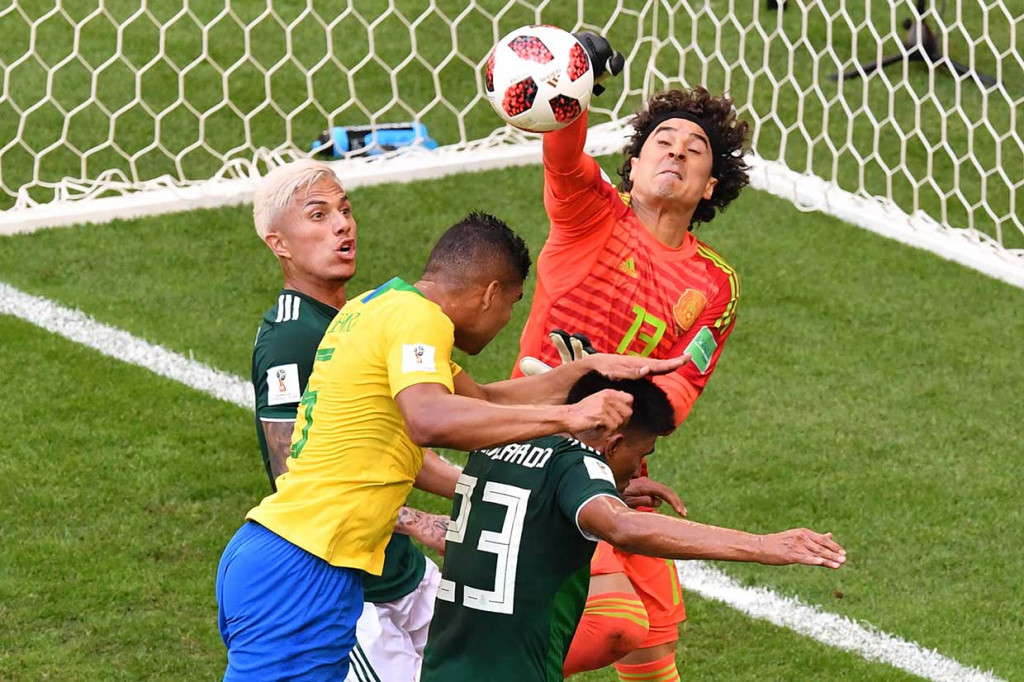 Ochoa berjibaku untuk menyelamatkan gawangnya dari serbuan pemain Brasil Casemiro. Kedudukan 0-0 bertahan hingga jeda.