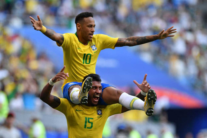 Neymar Melakukan selebrasi bersama Paulinho.