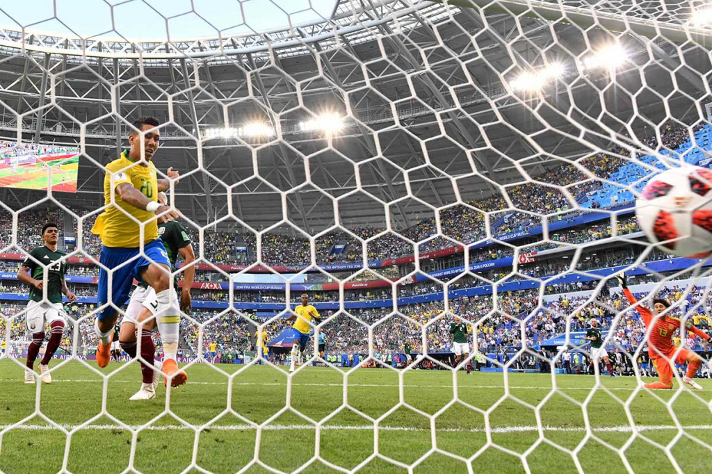 Brasil harus menunggu hingga menit ke-89 untuk menggandakan keunggulan lewat pemain pengganti Roberto Firminho, menyambut umpan silang Neymar.