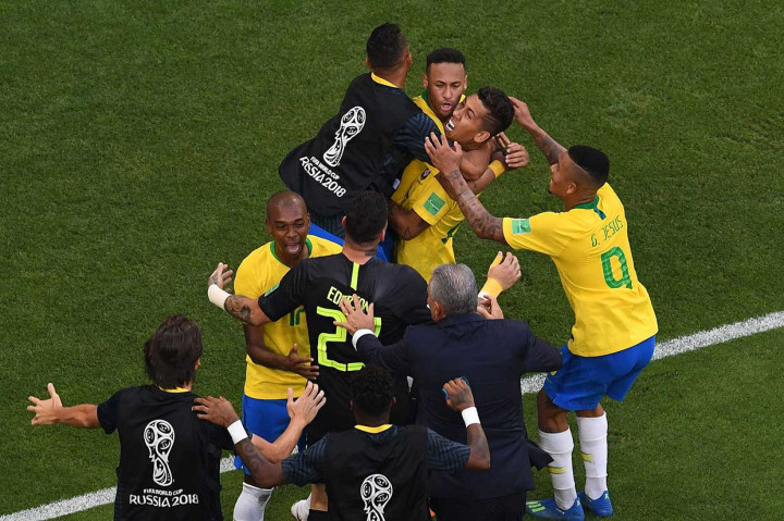 Gol Firmino disambut gembira rekan-rekan setimnya.