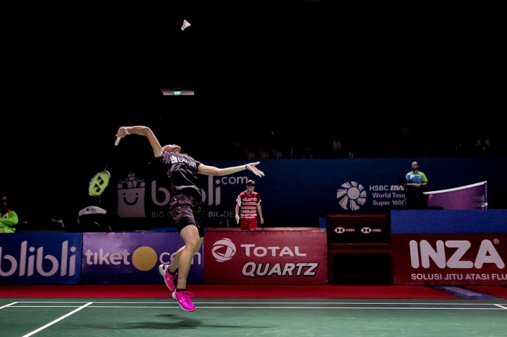 Pebulu tangkis Indonesia Fitriani mengembalikan kok ke arah pebulu tangkis Thailand Ratchanok Intanon pada Turnamen Bulu Tangkis Blibli Indonesian Open 2018 di Istora Senayan, Jakarta, Selasa, 3 Juli 2018. 