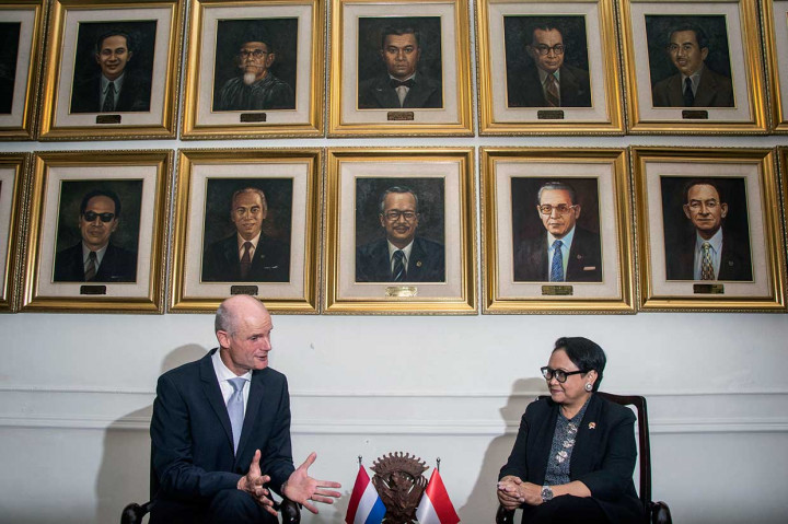 Selain itu, kedua menlu juga akan membahas tentang upaya penanggulangan peredaran dan penyalahgunaan narkoba, yang merupakan kepentingan Indonesia. Terkait diplomasi ekonomi, pemerintah Indonesia akan terus berupaya mencari peluang dan kontak bisnis untuk meningkatkan kerja sama ekonomi dengan Belanda.