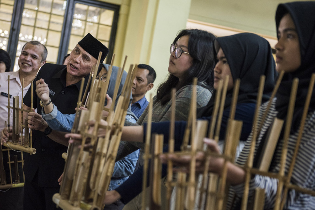 Penjabat Gubernur Jawa Barat M Iriawan berbincang dengan sejumlah siswa saat kunjungan kerja di SMAN 5 Bandung, Jawa Barat. 