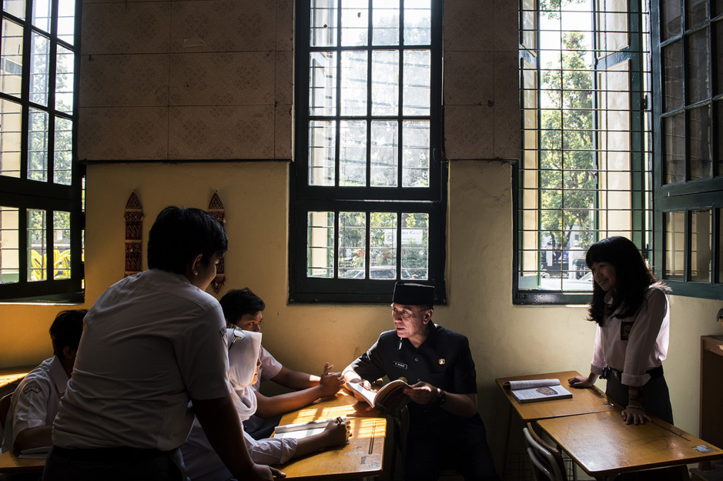 Iriawan yang juga tercatat sebagai alumni SMAN 5 Bandung ini sempat bernostalgia sejenak di sekolahnya itu. 