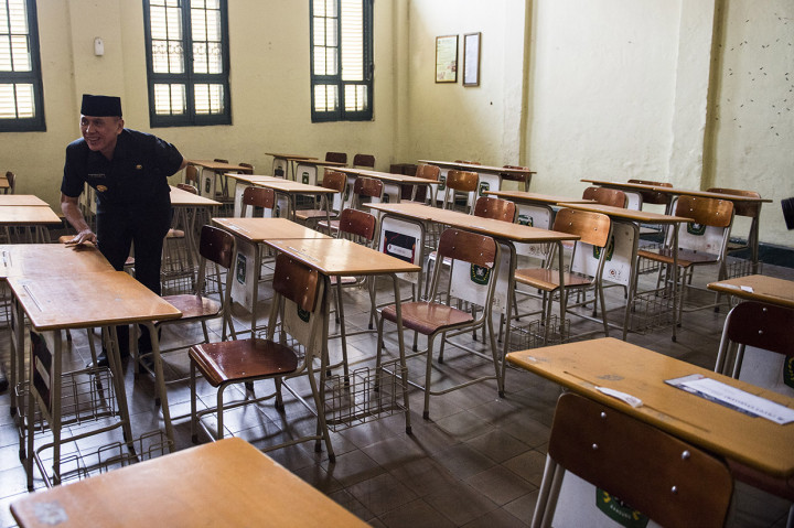 Sembari didampingi oleh beberapa guru SMAN 5 Bandung, dia melihat-lihat beberapa ruangan kelas.
