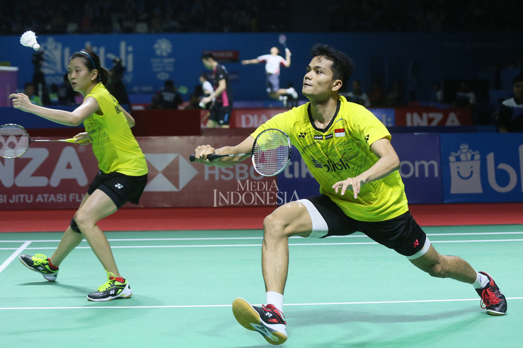 Pebulutangkis ganda campuran Indonesia Debby Susanto/Ricky Karandasuwardi berusaha mengembalikan kok ke arah pebulutangkis China He Jiting/Du Yue pada babak pertama Turnamen Bulu Tangkis Blibli Indonesian Open 2018 di Istora Senayan. MI/Ramdani