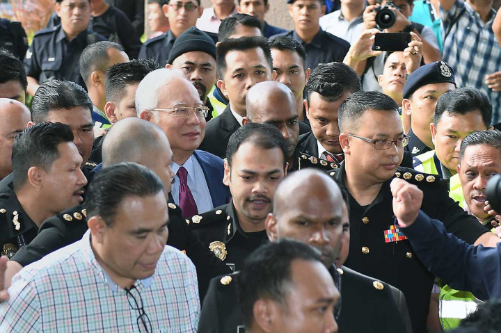 Mantan PM Malaysia Najib Razak tiba di Mahkamah Kuala Lumpur sekitar pukul 08.20 wakut setempat dengan menaiki mobil Proton Inspira berwarna merah.