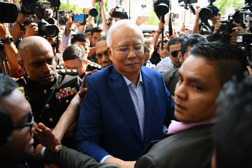 Kedatangan Najib disambut sekitar 100 pendukungnya yang mengenakan baju merah bertuliskan 'Daulat Tuanku' dan 'Melayu'. Massa yang berkumpul di halaman mahkamah  itu meneriakkan 'bebas Najib' dan 'Allah selamatkan kamu'.
