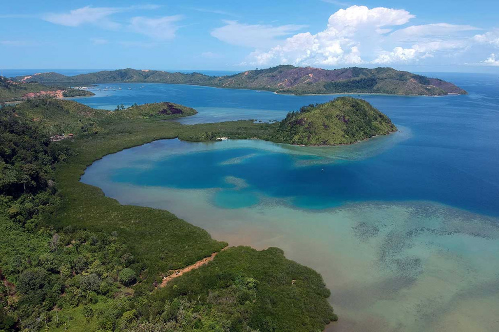 Kawasan Wisata Bahari Terpadu (KWBT) Mandeh kini semakin mudah dijangkau pascadilakukan pengaspalan jalan. Wisatawan akan menikmati keindahan laut Mandeh sepanjang jalan, karena mayoritas jalanan aspal berada di tepi laut.