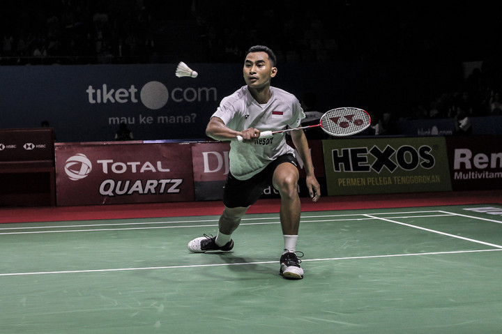 Pebulu tangkis Indonesia Tommy Sugiarto mengembalikan kok ke arah pebulu tangkis Thailand Khosit Phetpradab pada Turnamen Bulu Tangkis Blibli Indonesian Open 2018 di Istora Senayan, Jakarta.