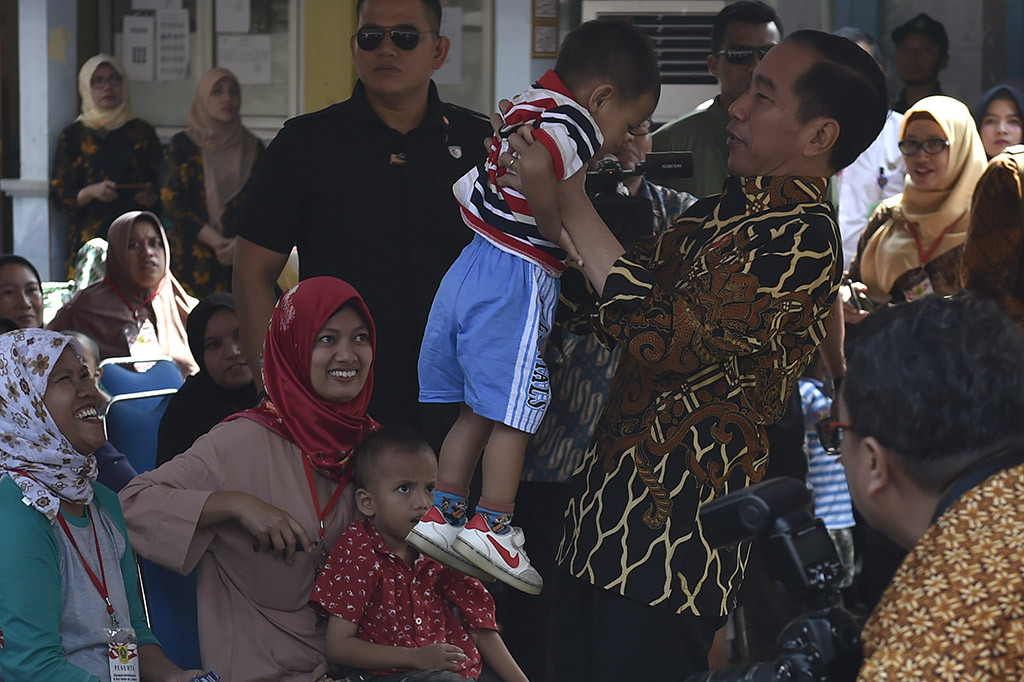 Setiba di lokasi, Jokowi dan Kim menyaksikan langsung aktivitas Posyandu. Jokowi lalu berdialog dengan ibu-ibu soal pertumbuhan anak. 