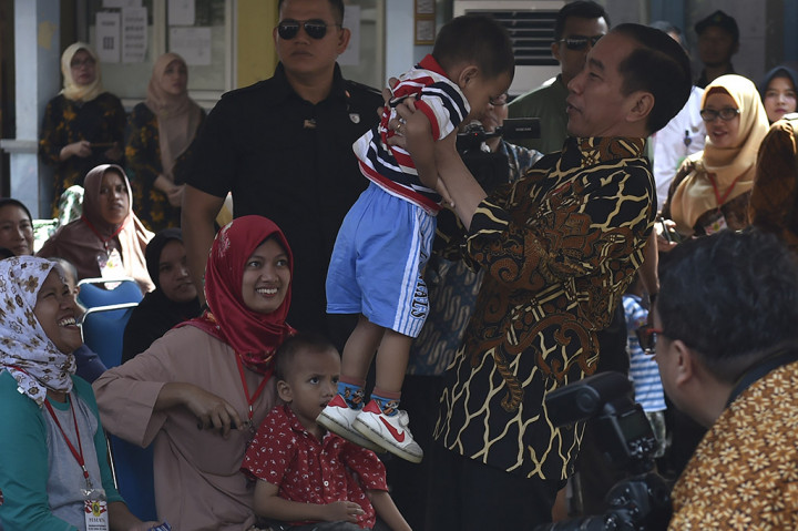 Setiba di lokasi, Jokowi dan Kim menyaksikan langsung aktivitas Posyandu. Jokowi lalu berdialog dengan ibu-ibu soal pertumbuhan anak. 