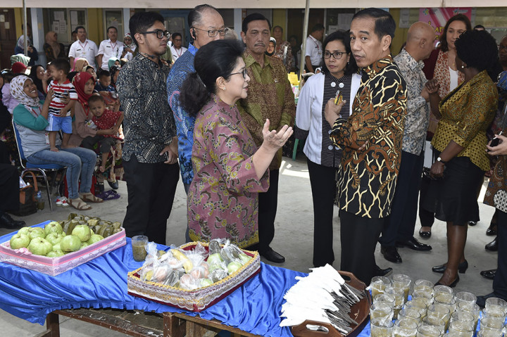 Jokowi juga menyebut Bank Dunia memiliki banyak pengalaman dalam menangani stunting. Dengan kedatangan Kim, diharapkan bisa memberikan solusi terhadap persoalan kurang gizi kronis di Indonesia.
