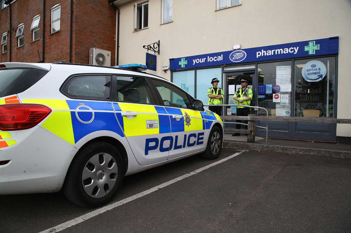 Dua orang telah dirawat di rumah sakit di Salisbury dalam kondisi kritis karena terpapar zat tak dikenal di dekat lokasi Sergei, mantan agen ganda Rusia dan putrinya Yulia Skripal ditemukan terpuruk pada Maret lalu.