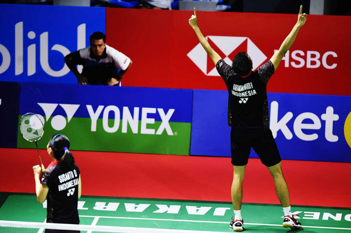 Ganda campuran Indonesia Ricky Karandasuwardi (kanan) dan Debby Susanto meluapkan kegembiraan setelah mengalahkan pasangan Thailand Dechapol Puavaranukroh/Sapsiree Taerattanachai pada babak kedua turnamen Indonesia Open 2018 di Jakarta, Kamis, 5 Juli 2018. 