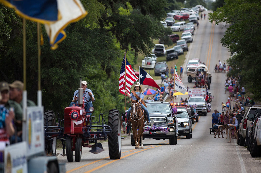 Warga Amerika meriahkan Hari Kemerdekaan dengan melakukan parade di sepanjang jalan di Texas. Afp Photo/Tamir Kalifa