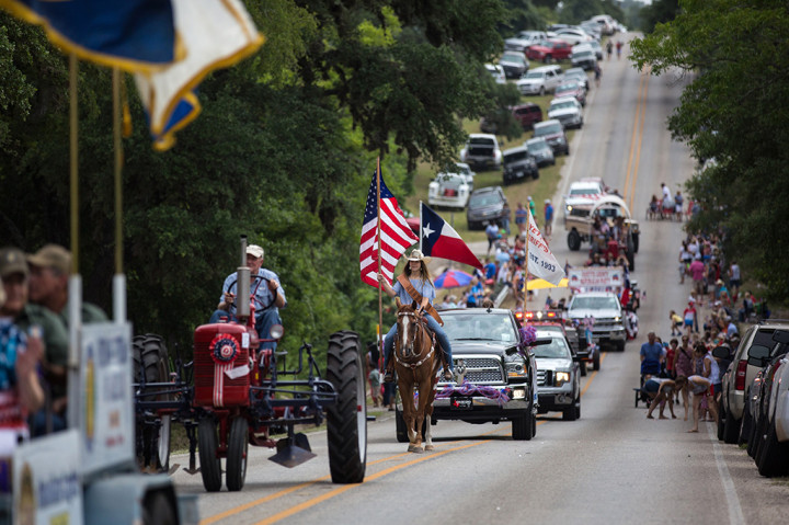Warga Amerika meriahkan Hari Kemerdekaan dengan melakukan parade di sepanjang jalan di Texas. Afp Photo/Tamir Kalifa