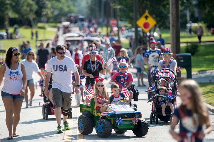 Tak hanya orang dewasa, anak-anak pun antusias merayakan Hari Kemerdekaan Amerika. Menggunakan mobil kecil berhias bendera negara, mereka ikut serta melakukan pawai keliling kota. Afp Photo/Sean Rayford