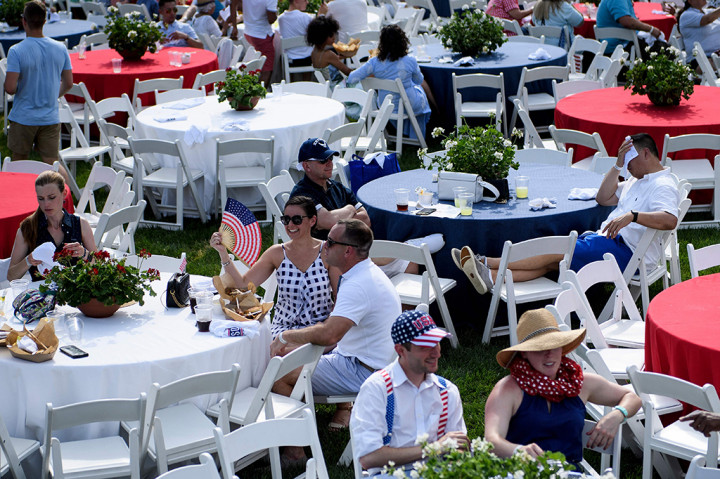 Pada tanggal 4 Juli waktu setempat Gedung Putih mengadakan open house dengan tema piknik bersama Presiden dan Ibu Negara. Afp Photo/Brendan Smialowski
