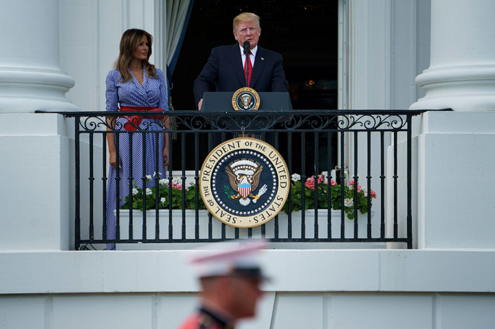 Presiden Amerika Serikat, Donald Trump didampingi Ibu Negara Melania Trump memberikan sambutan di acara open house di Gedung Putih. Afp Photo/Brendan Smialowski
