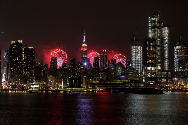 Malam harinya kota New York disinari cahaya kembang api untuk merayakan Hari Kemerdekaan Amerika Serikat. Afp Photo/Kena Betancur
