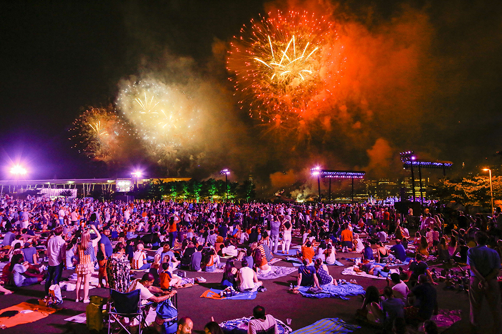 Warga pun berkumpul di Taman Hunter Point untuk menyaksikan kerlap-kerlip kembang api untuk merayakan Hari Kemerdekaan. Afp Photo/Eduardo Munoz Alvarez