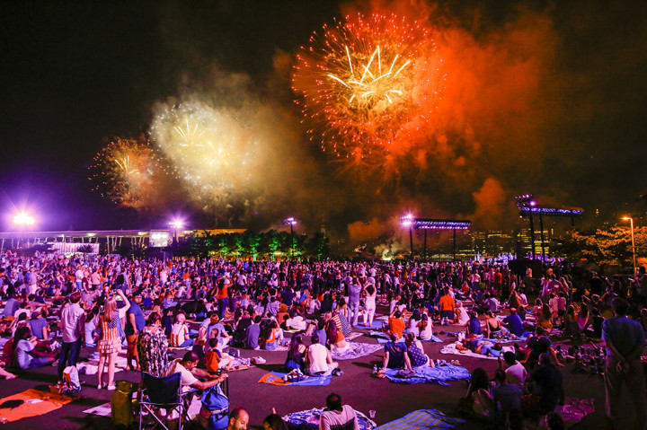 Warga pun berkumpul di Taman Hunter Point untuk menyaksikan kerlap-kerlip kembang api untuk merayakan Hari Kemerdekaan. Afp Photo/Eduardo Munoz Alvarez