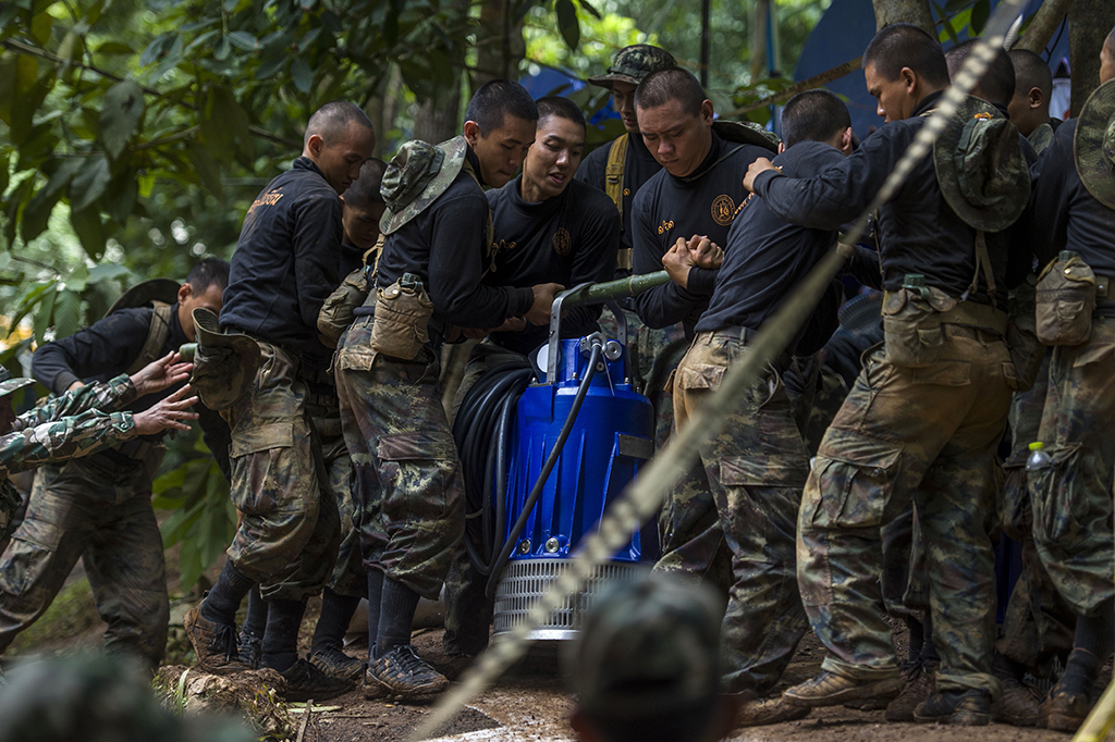 Tim penyelamat disiagakan untuk melakukan evakuasi di kompleks Gua Tham Luang yang berlokasi di Provinsi Chiang Rai, Thailand. Afp Photo/Ye Aung Thu