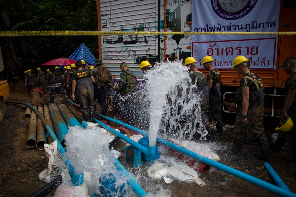 Salah satu usaha yang dilakukan untuk mengurangi air di gua adalah dengan cara mengebor batu. Afp Photo/Ye Aung Thu