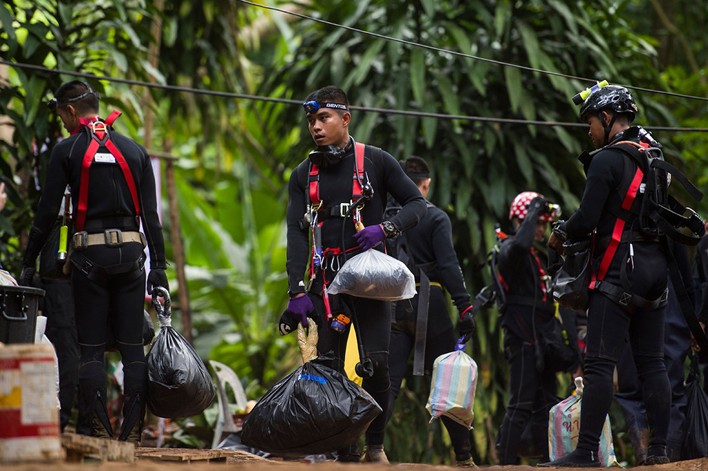 Tim penyelamat pun telah memberikan suplai makanan untuk menjaga kondisi mereka selama proses evakuasi berlangsung. Afp Photo/Ye Aung Thu
