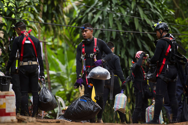 Tim penyelamat pun telah memberikan suplai makanan untuk menjaga kondisi mereka selama proses evakuasi berlangsung. Afp Photo/Ye Aung Thu
