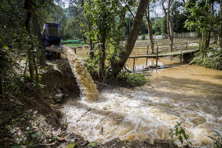 Kondisi penemuan korban di dalam gua yang terisi air membuat tim penyelamat terus mengeluarkan air yang membanjiri gua. Afp Photo/Ye Aung Thu