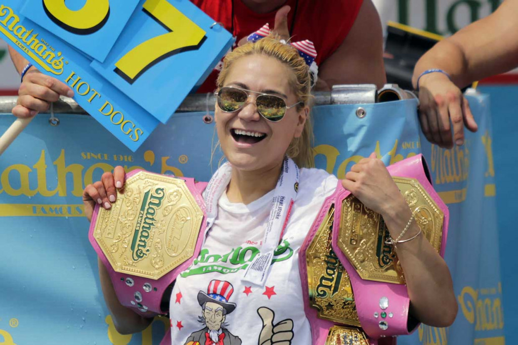 Di kategori perempuan, Miki Sudo, 32, mempertahankan gelarnya untuk tahun kelima berturut-turut, dengan menghabiskan 37 hot dog dan kue kismis. Pada 2017 ia memakan 41 hot dog.