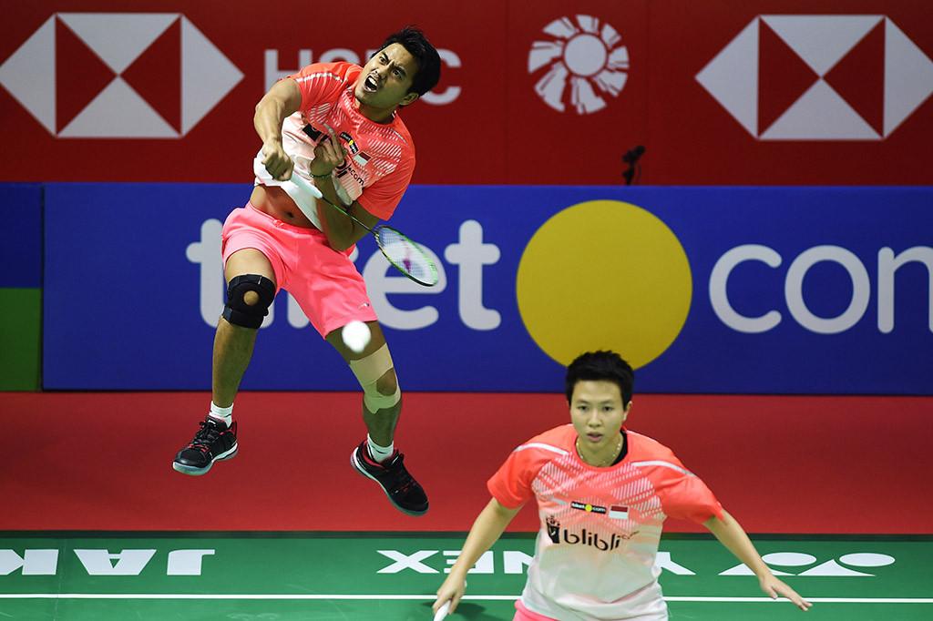 Ganda Campuran Indonesia Tontowi Ahmad (kiri) dan Liliyana Natsir (kanan) mengembalikan kok ke arah pasangan Jepang Yugo Kobayashi/Misaki Matsumoto pada babak kedua Indonesia Open 2018 di Jakarta.