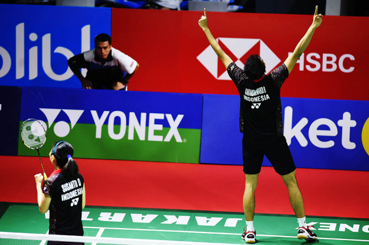 Ganda Campuran Indonesia Ricky Karandasuwardi (kanan) dan Debby Susanto (kiri) meluapkan kegembiraan setelah mengalahkan pasangan Thailand Dechapol Puavaranukroh/Sapsiree Taerattanachai pada babak kedua turnamen Indonesia Open 2018 di Jakarta.