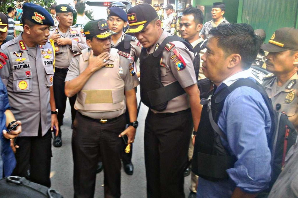 Kapolda Jatim Irjen Machmud Arifin (kedua kiri) turun langsung ke lokasi ledakan di sebuah rumah kontrakan di Kelurahan Pogar, Kecamatan Bangil, Pasuruan, Kamis, 5 Juli 2018.