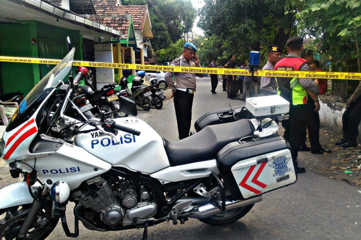 Ledakan diduga bom terjadi tiga kali di sebuah rumah kontrakan di Kelurahan Pogar, Kecamatan Bangil, Pasuruan sekitar pukul 11.30 WIB. Akibat kejadian satu anak mengalami luka-luka.