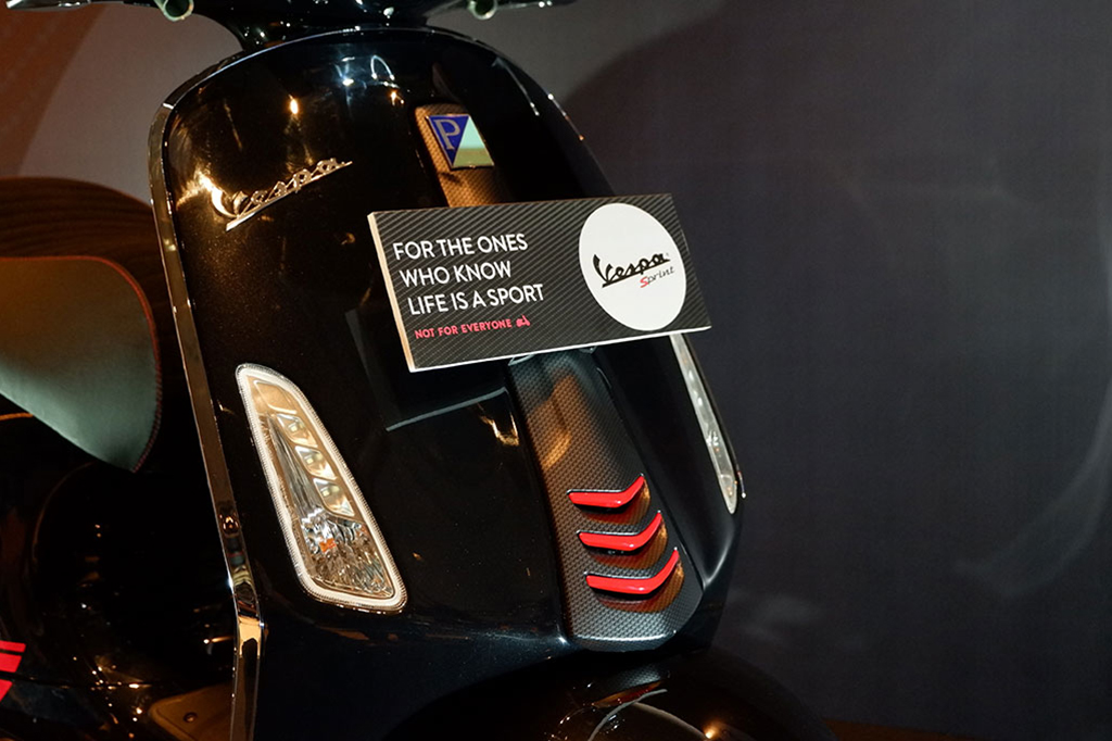 Aksen carbon bisa ditemui di bagian depan di balik pelat nomor.